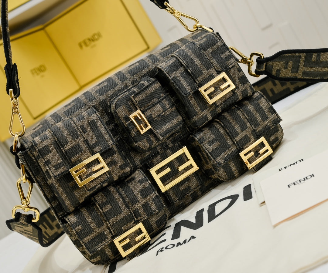 FENDI Baguette 3312 Multi-Pocket Handbag bl