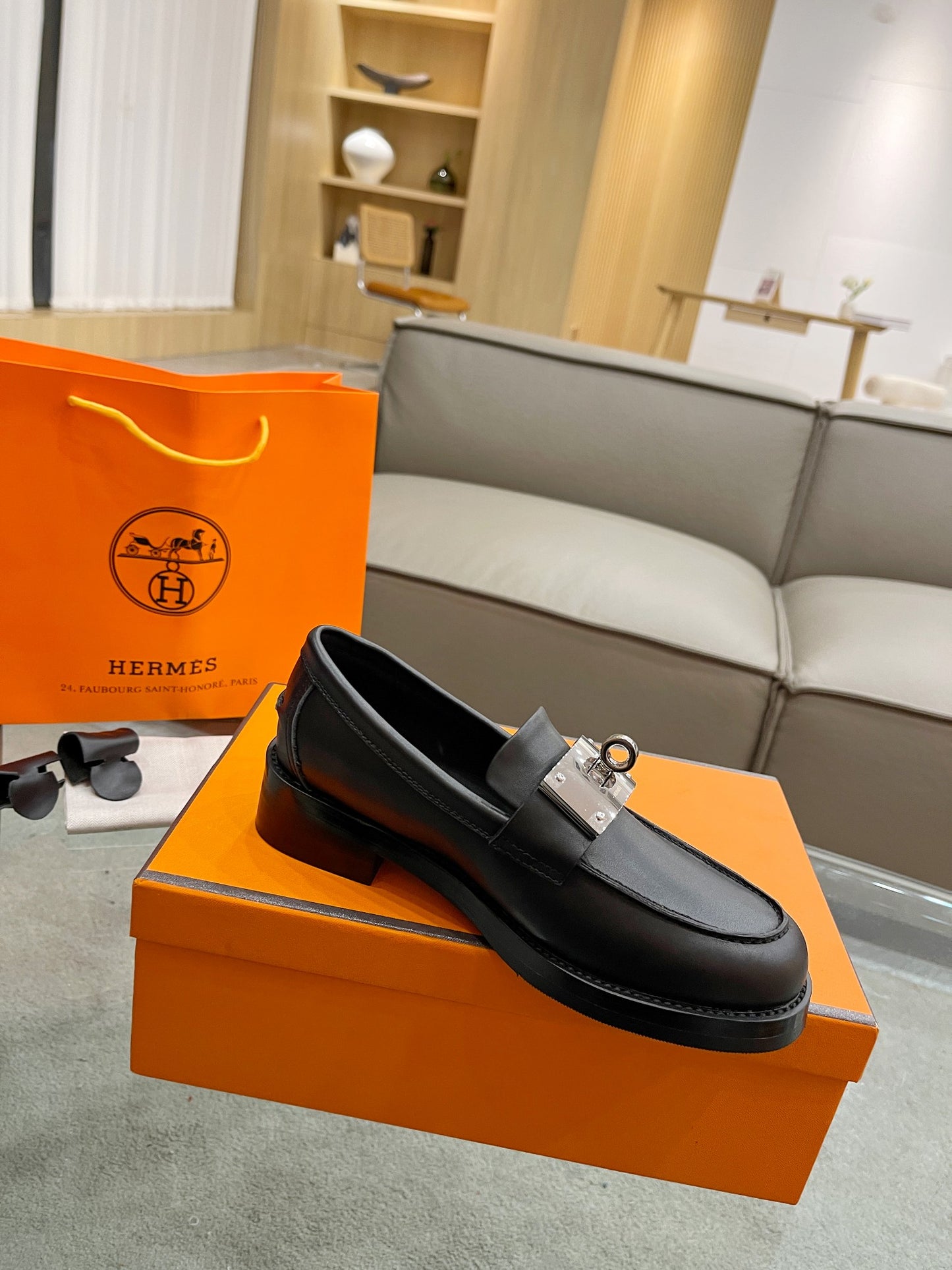 Hermes 2023 Early Fall Women's Italian Leather Loafers - Celebrity Favorite