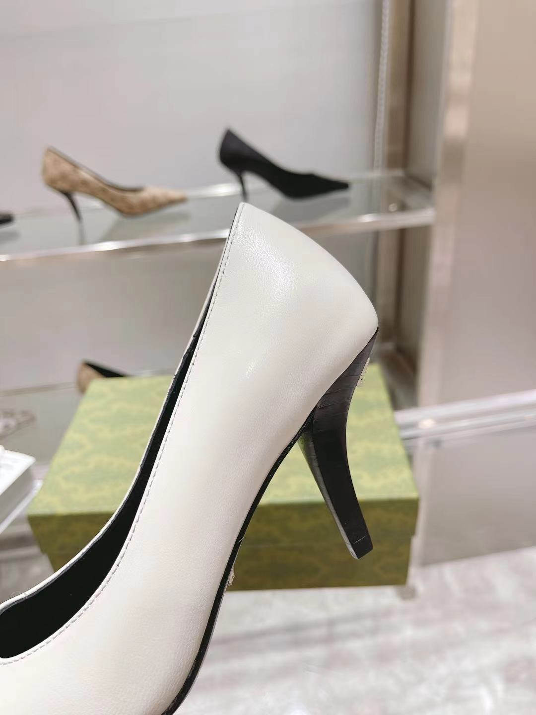 GUCCI Spring Fashion Flat Shoes with Square Toe & Sculpted Heel
