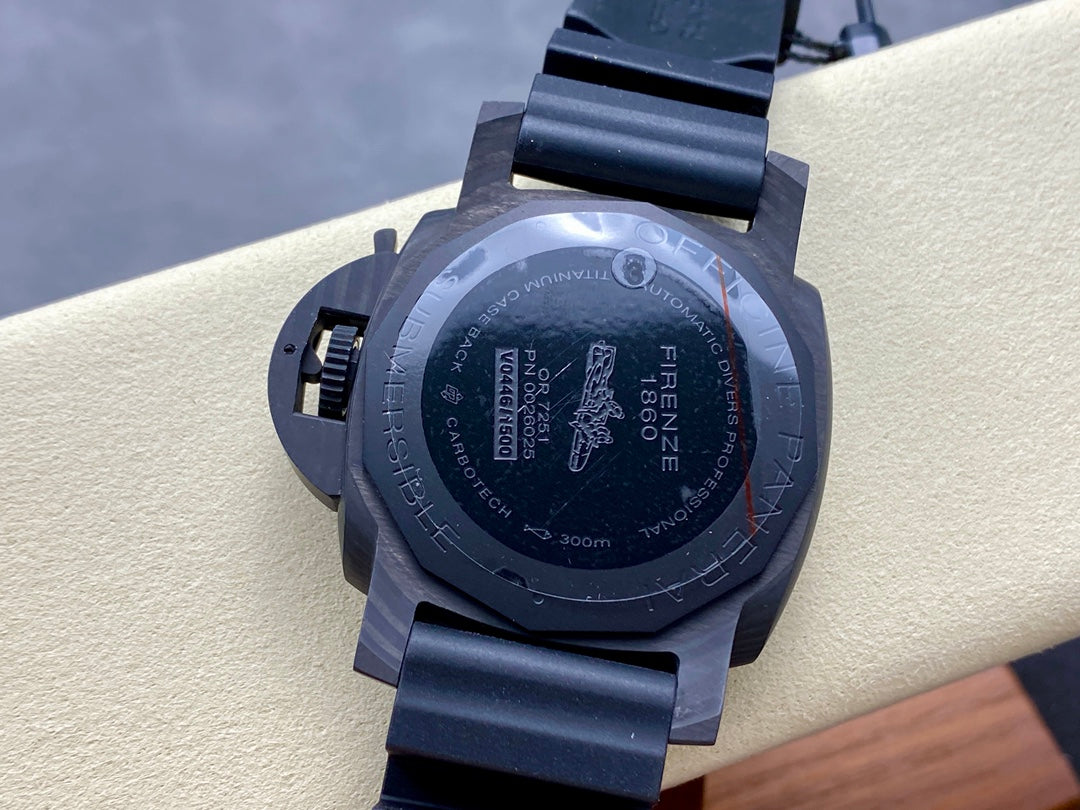 PAM960 – 42mm Carbon Fiber Automatic Dive Watch