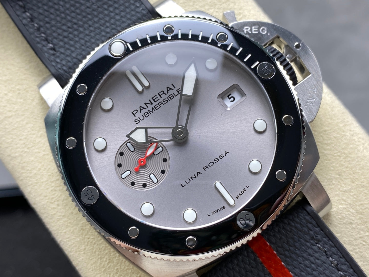 Panerai Submersible Luna Rossa PAM1681 – 44mm