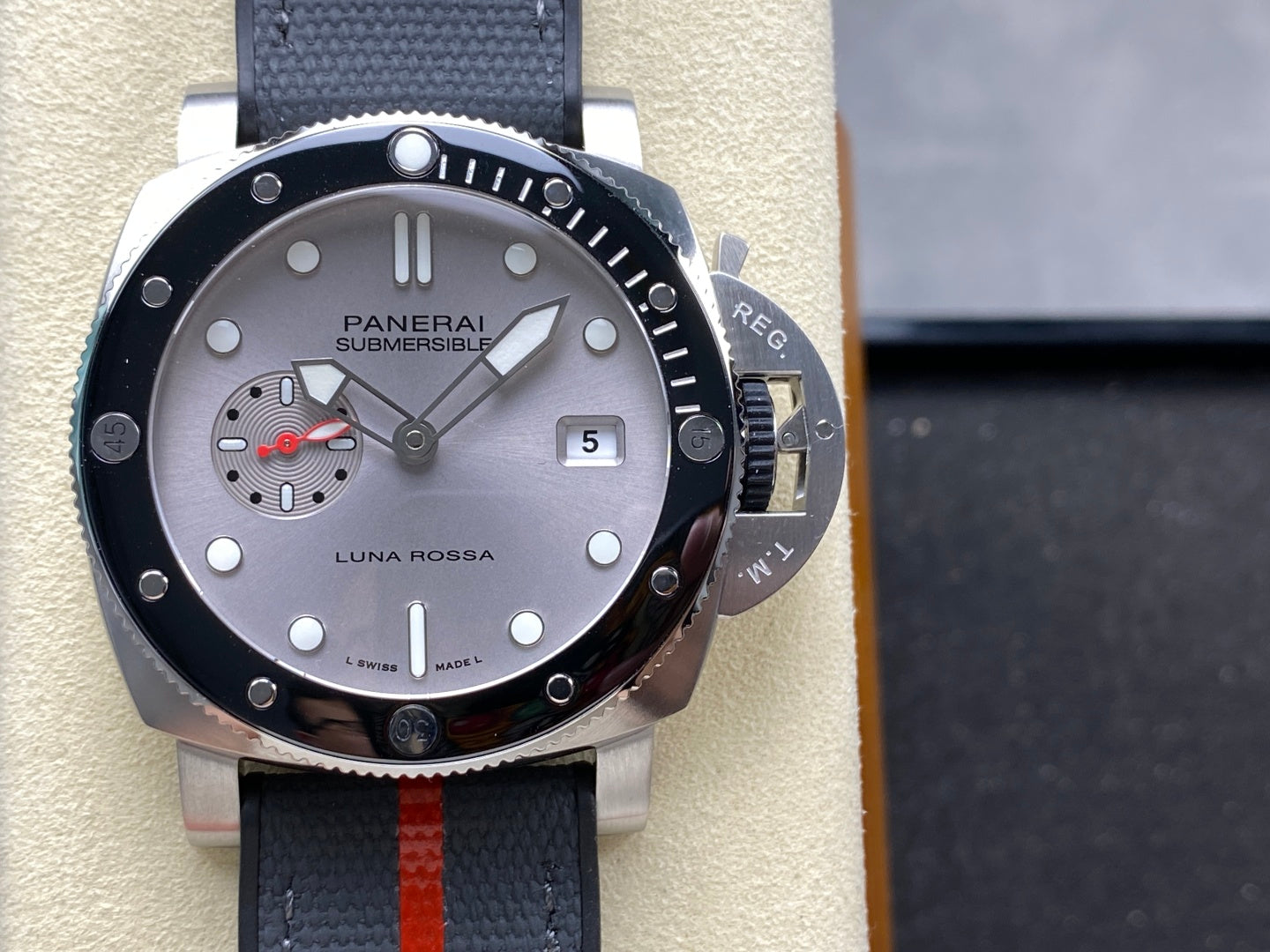 Panerai Submersible Luna Rossa PAM1681 – 44mm