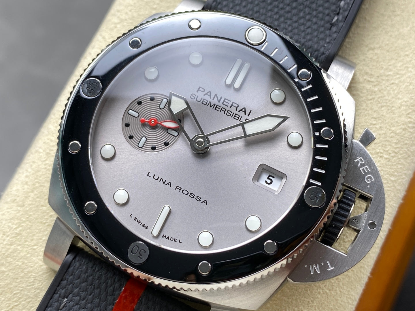 Panerai Submersible Luna Rossa PAM1681 – 44mm