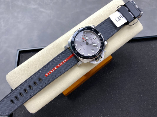Panerai Submersible Luna Rossa PAM1681 – 44mm