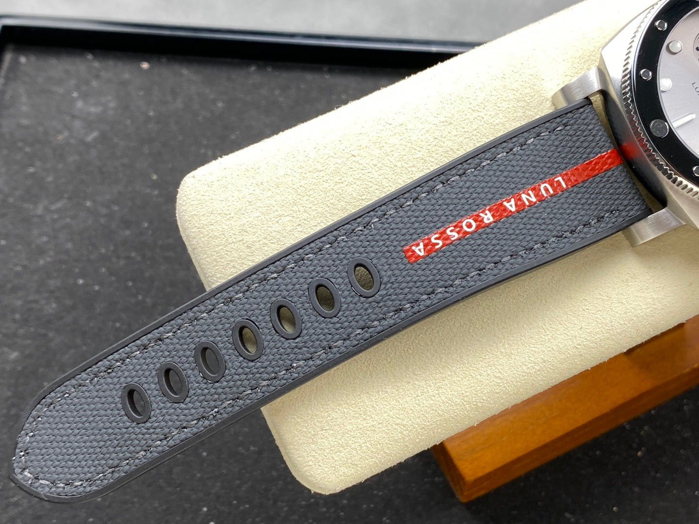 Panerai Submersible Luna Rossa PAM1681 – 44mm