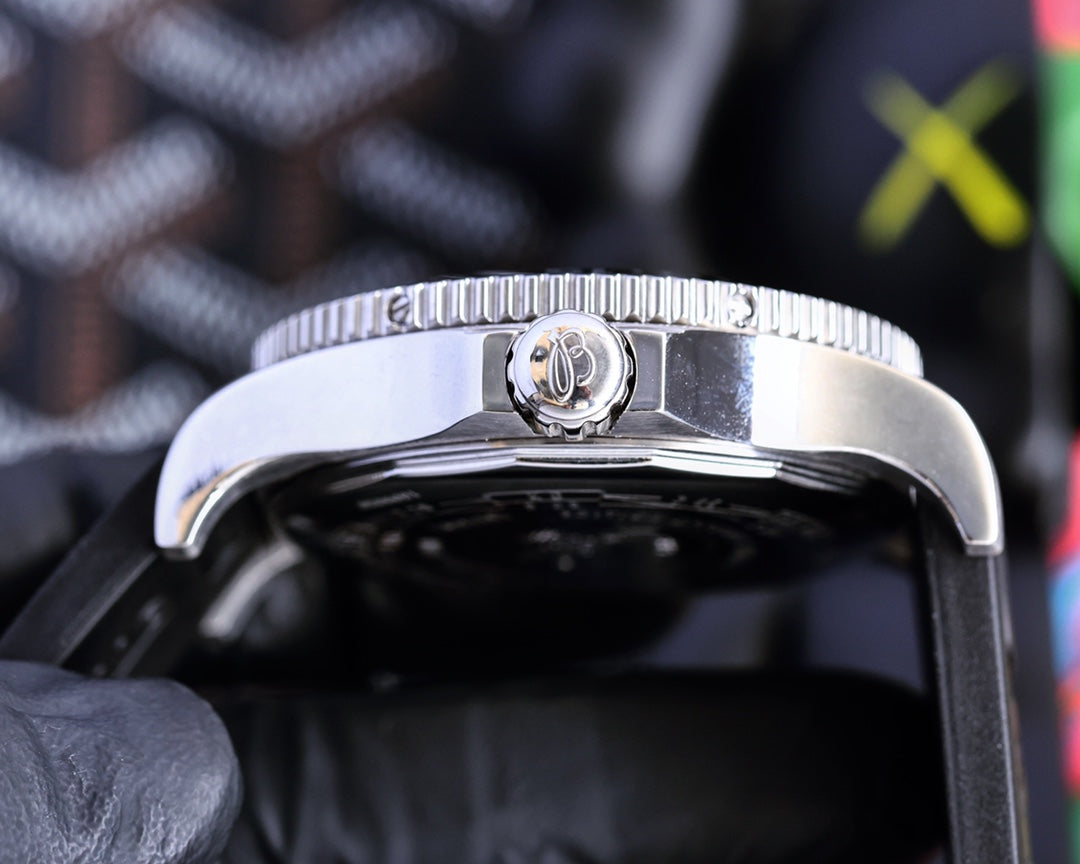 Breitling Avenger Series – Automatic Mechanical Watch (43mm)