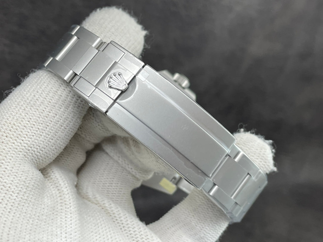 Submariner – Champagne Dial & Real Carbon Bezel