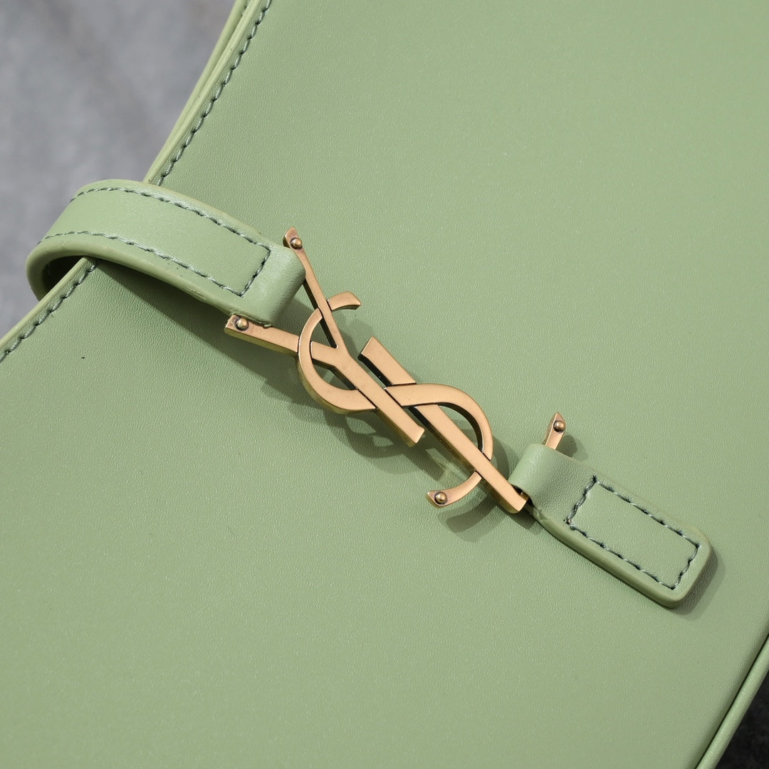 Shoulder Bag – A Tribute to Timeless Feminine Elegance