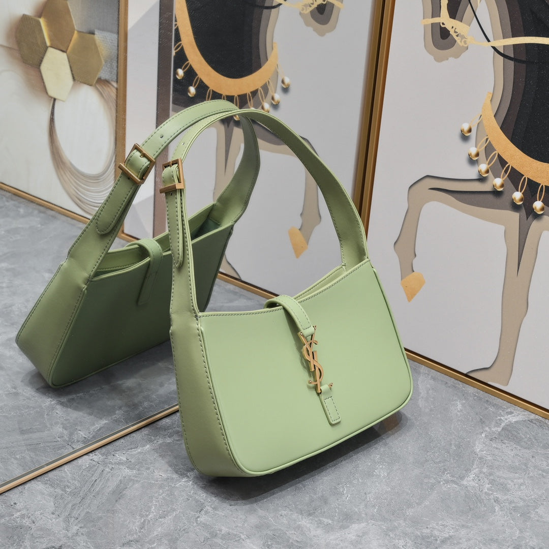 Shoulder Bag – A Tribute to Timeless Feminine Elegance