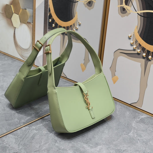 Shoulder Bag – A Tribute to Timeless Feminine Elegance