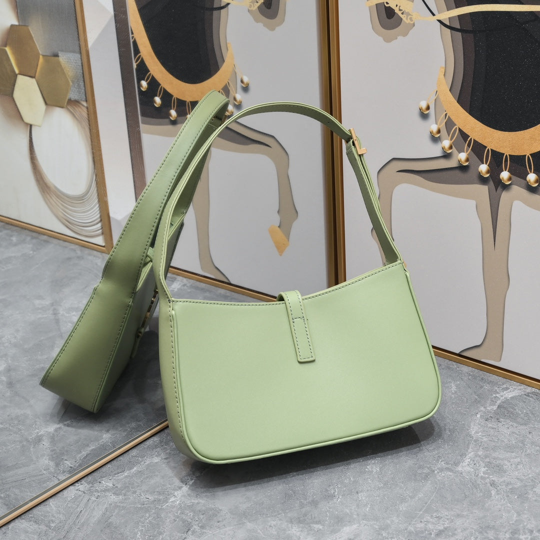 Shoulder Bag – A Tribute to Timeless Feminine Elegance