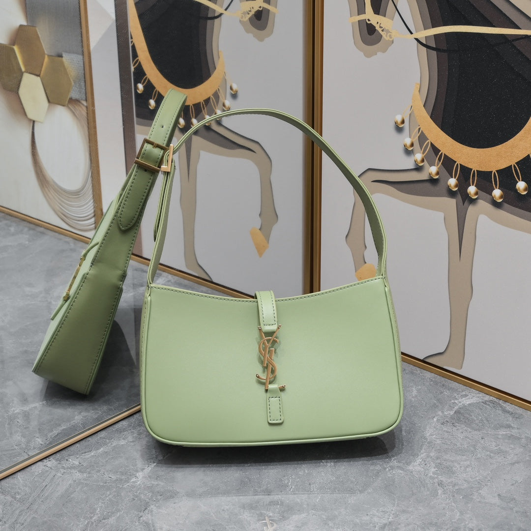 Shoulder Bag – A Tribute to Timeless Feminine Elegance