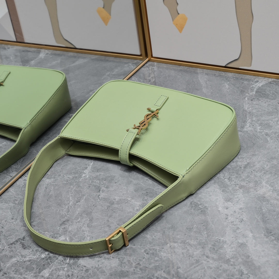 Shoulder Bag – A Tribute to Timeless Feminine Elegance