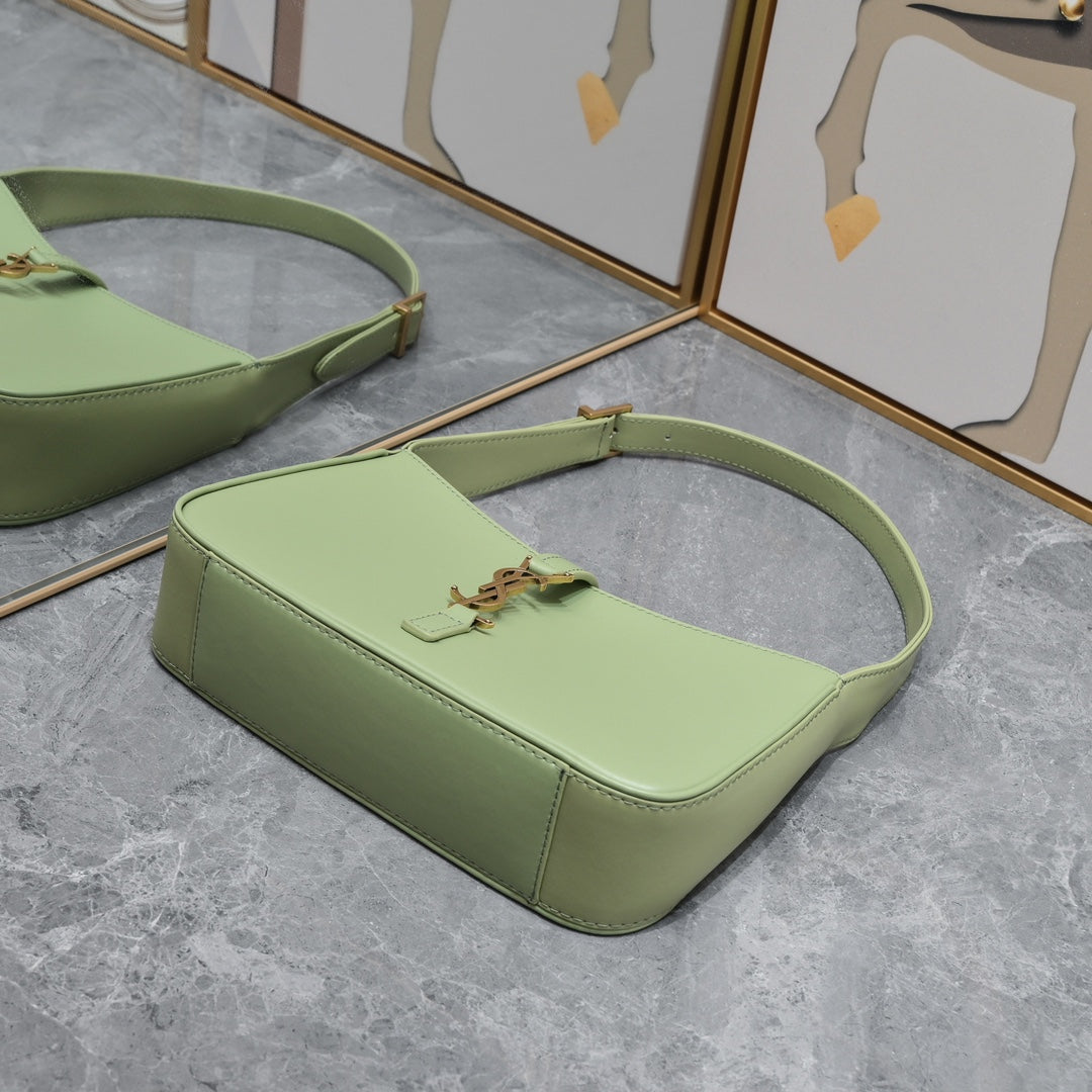Shoulder Bag – A Tribute to Timeless Feminine Elegance