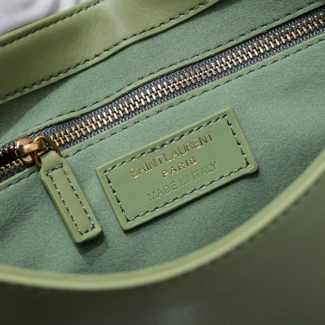 Shoulder Bag – A Tribute to Timeless Feminine Elegance
