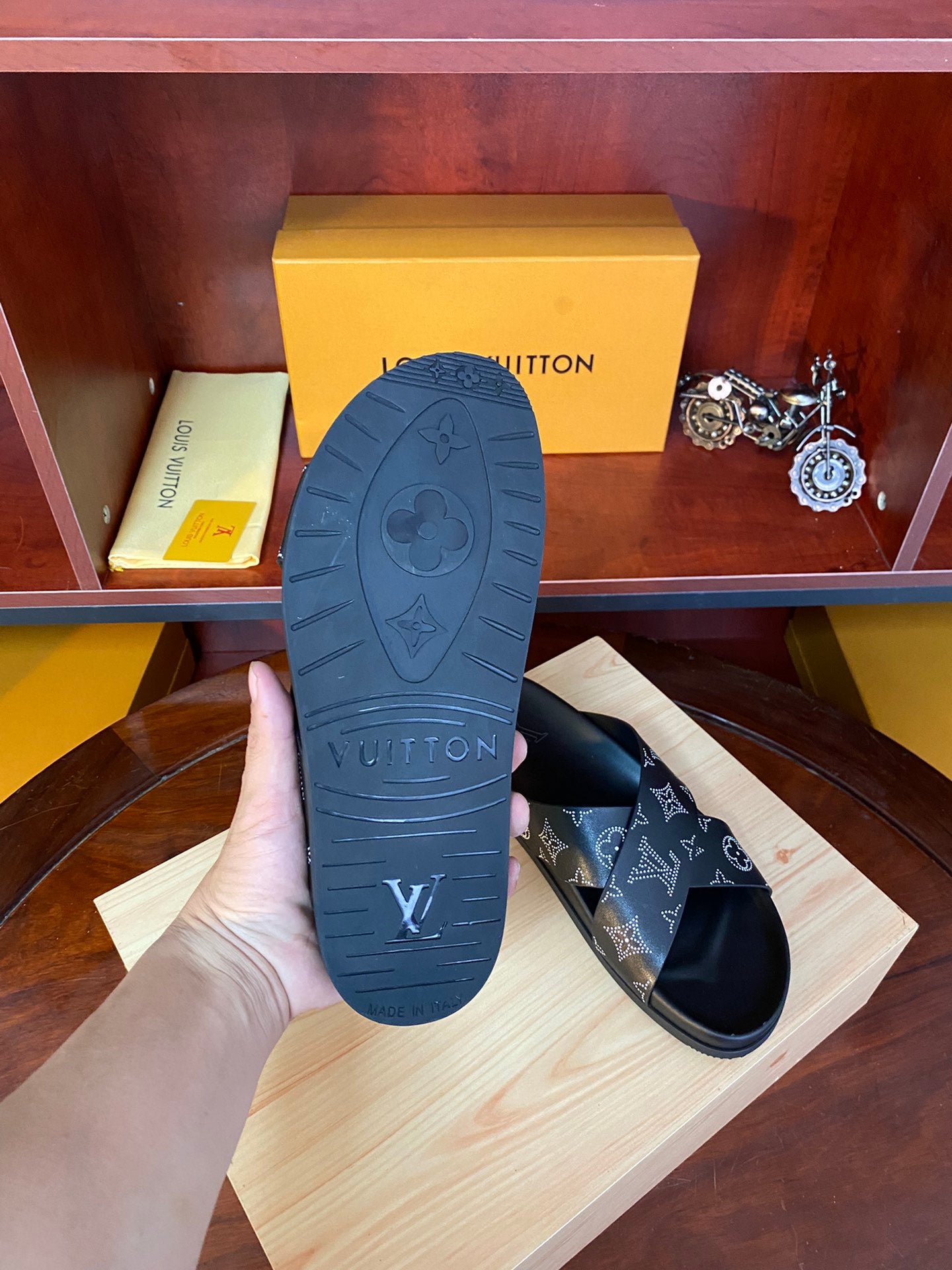 LV-Inspired Luxury Slides – Unisex