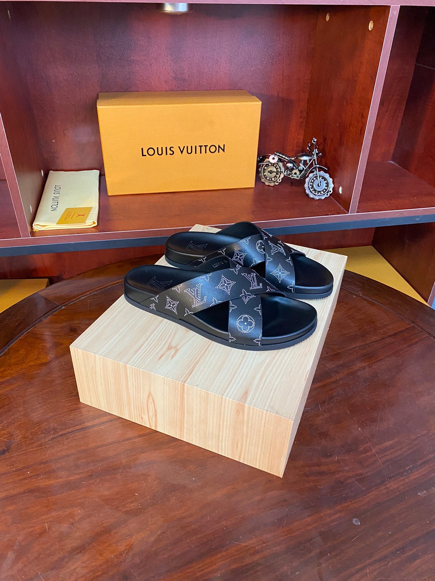 LV-Inspired Luxury Slides – Unisex