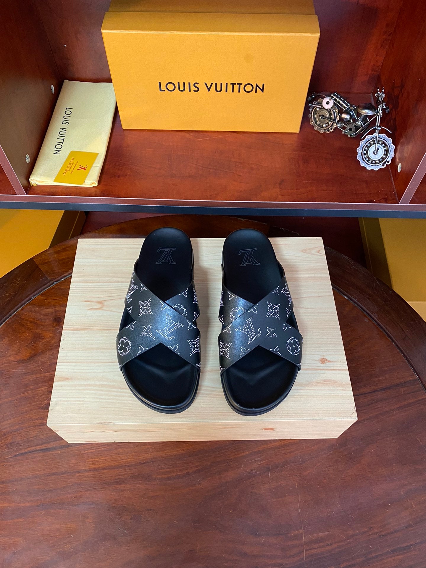 LV-Inspired Luxury Slides – Unisex