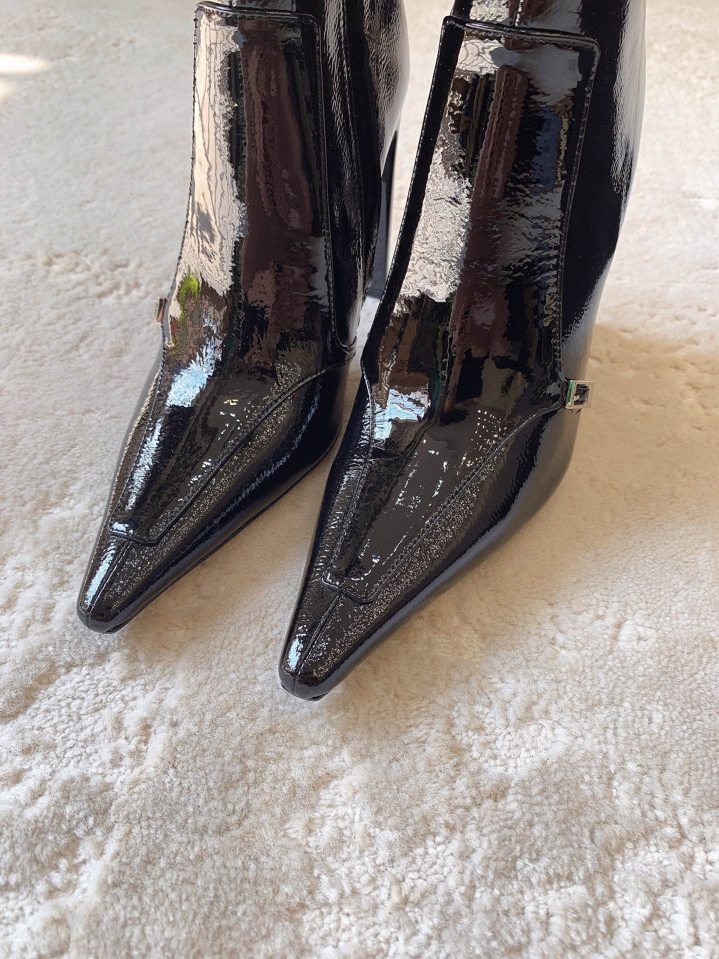 Saint Laurent 24SS Crinkled Patent Leather Ankle Boots – Fall Essential