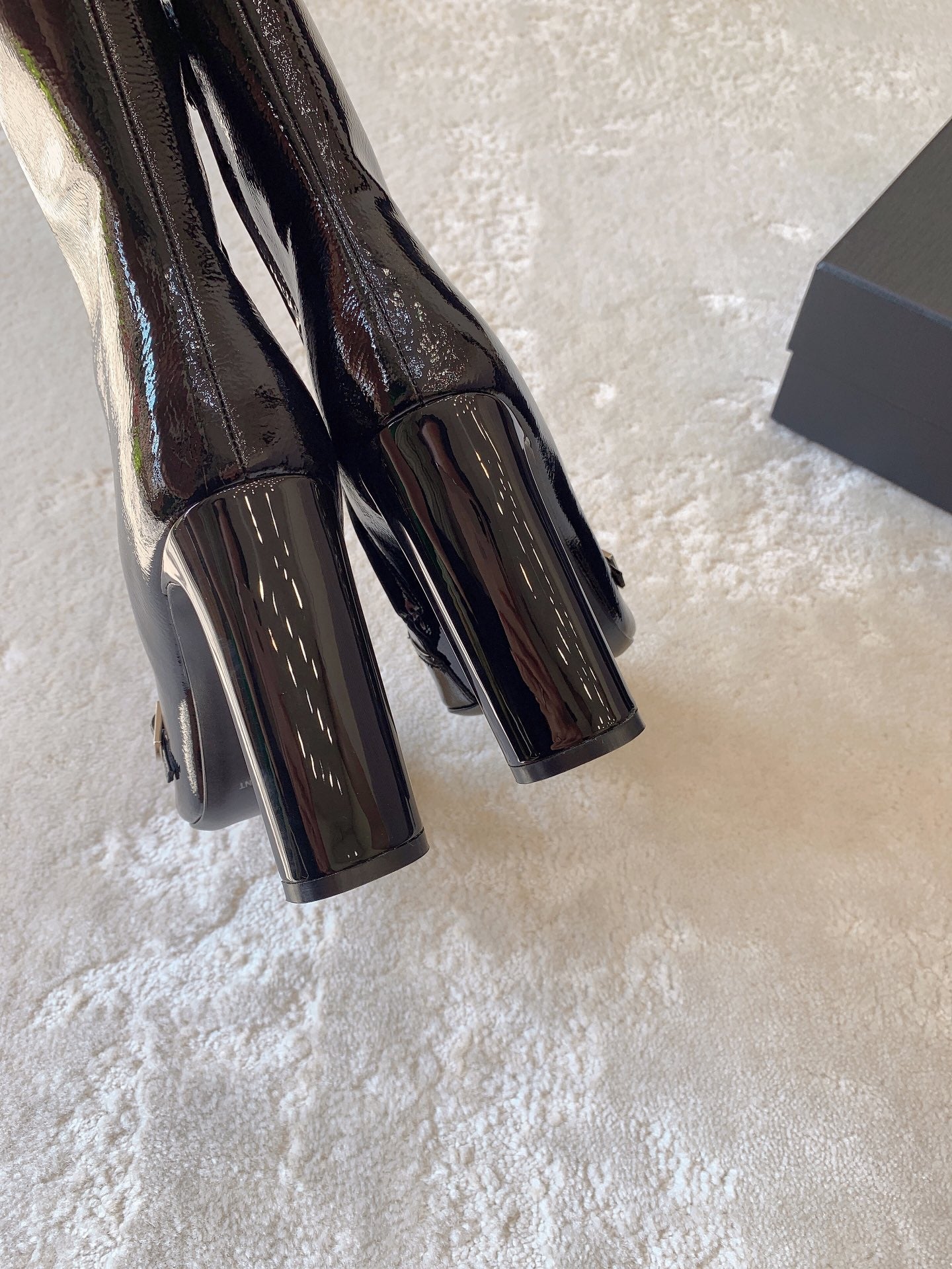 Saint Laurent 24SS Crinkled Patent Leather Ankle Boots – Fall Essential