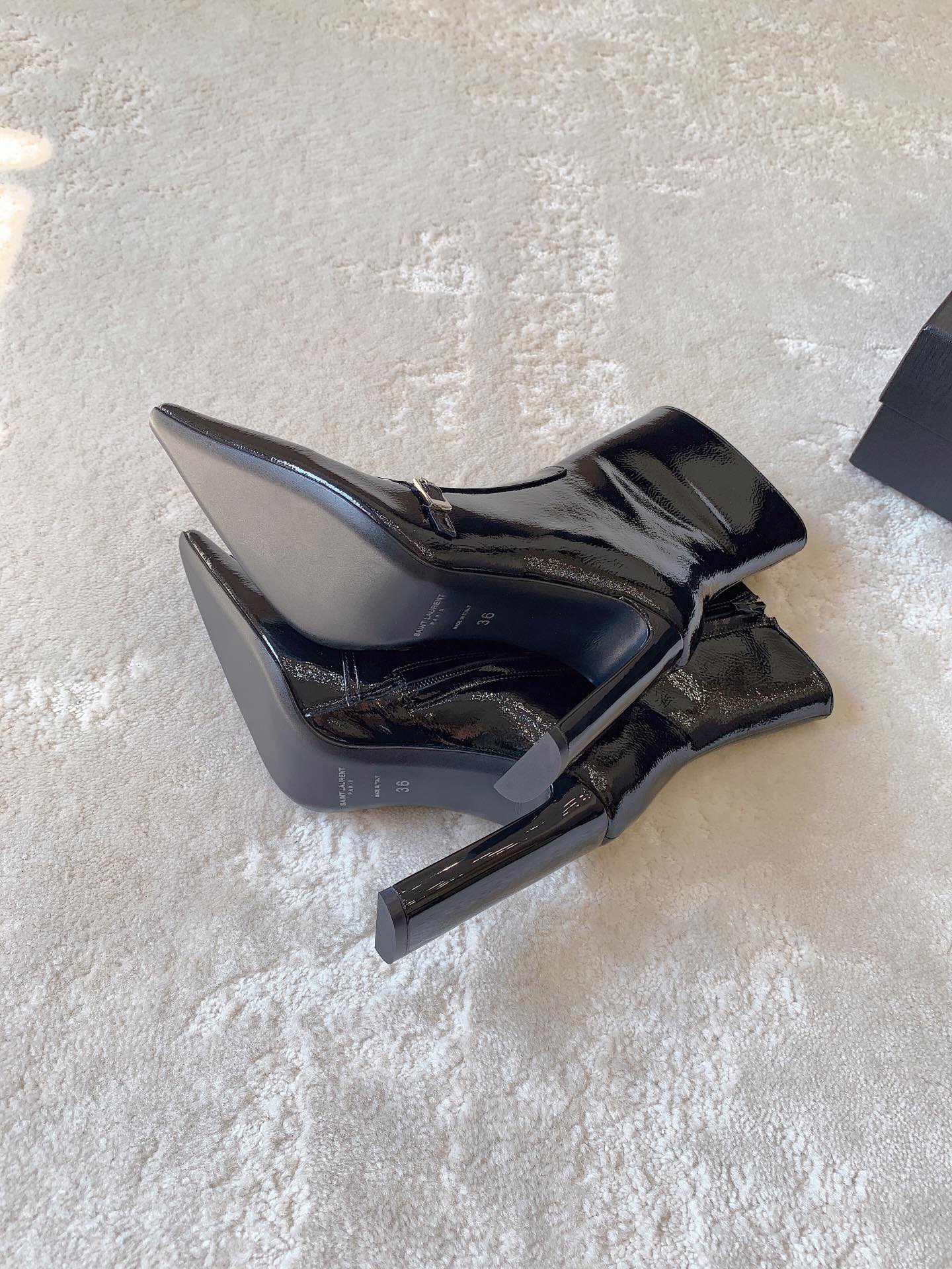 Saint Laurent 24SS Crinkled Patent Leather Ankle Boots – Fall Essential