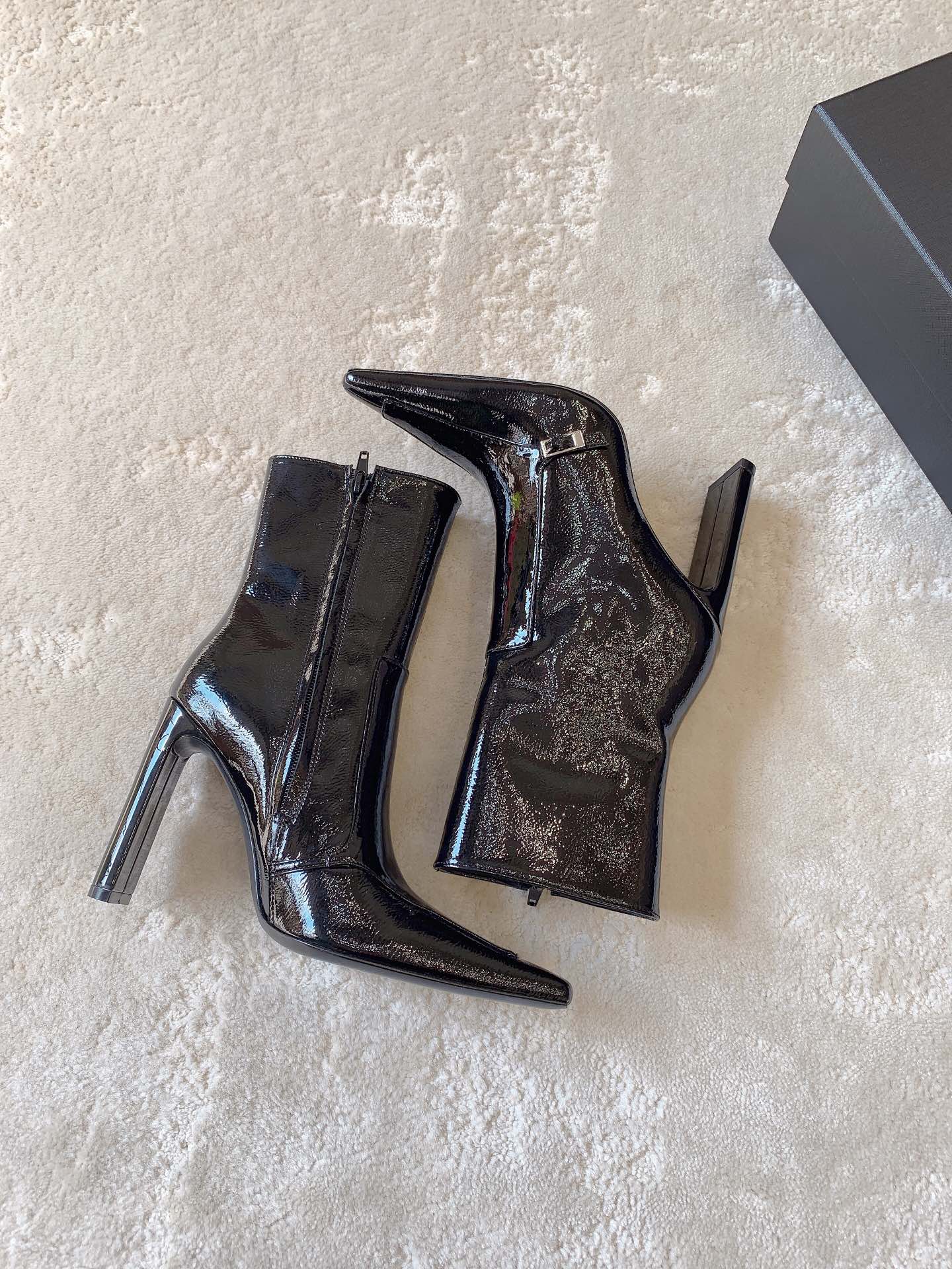 Saint Laurent 24SS Crinkled Patent Leather Ankle Boots – Fall Essential