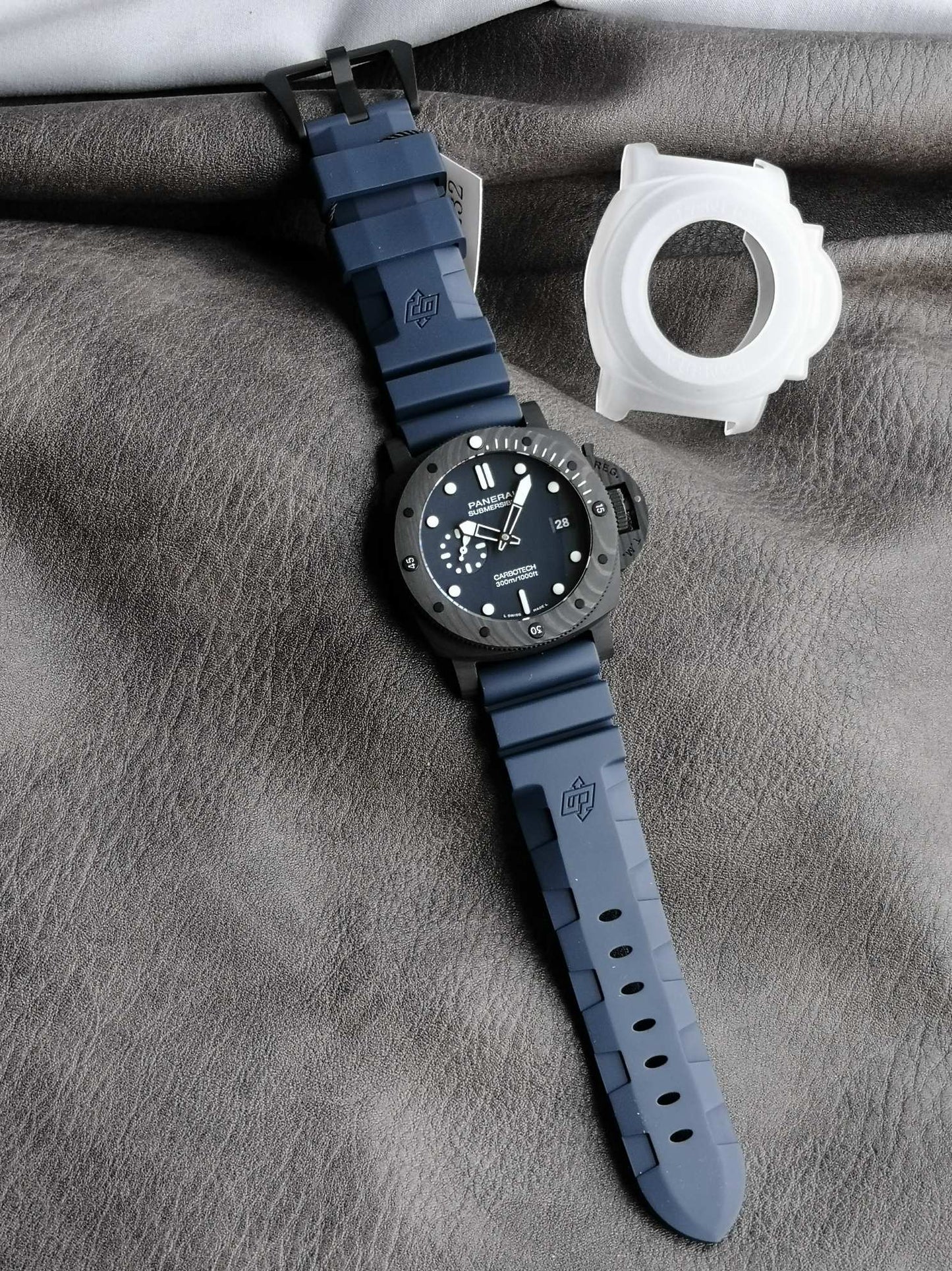 Panerai Submersible PAM1232 – 44mm Carbon Watch SB Limited Edition)