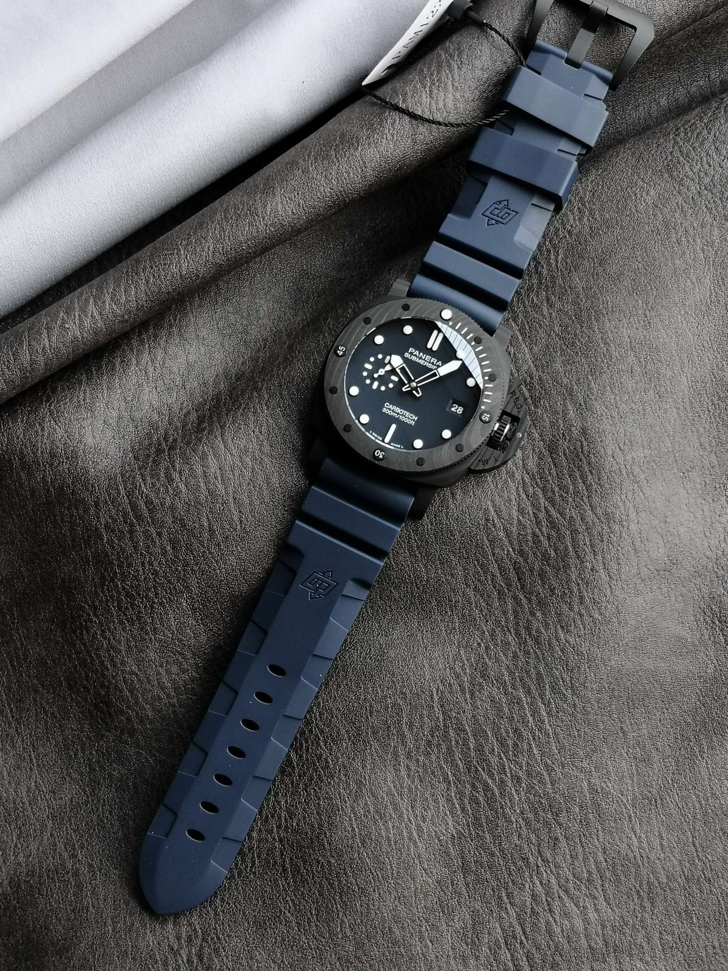 Panerai Submersible PAM1232 – 44mm Carbon Watch SB Limited Edition)