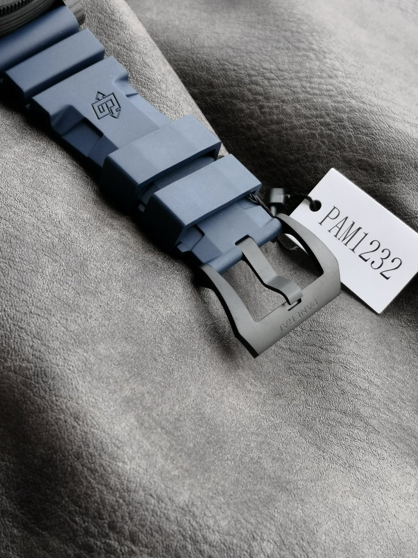 Panerai Submersible PAM1232 – 44mm Carbon Watch SB Limited Edition)