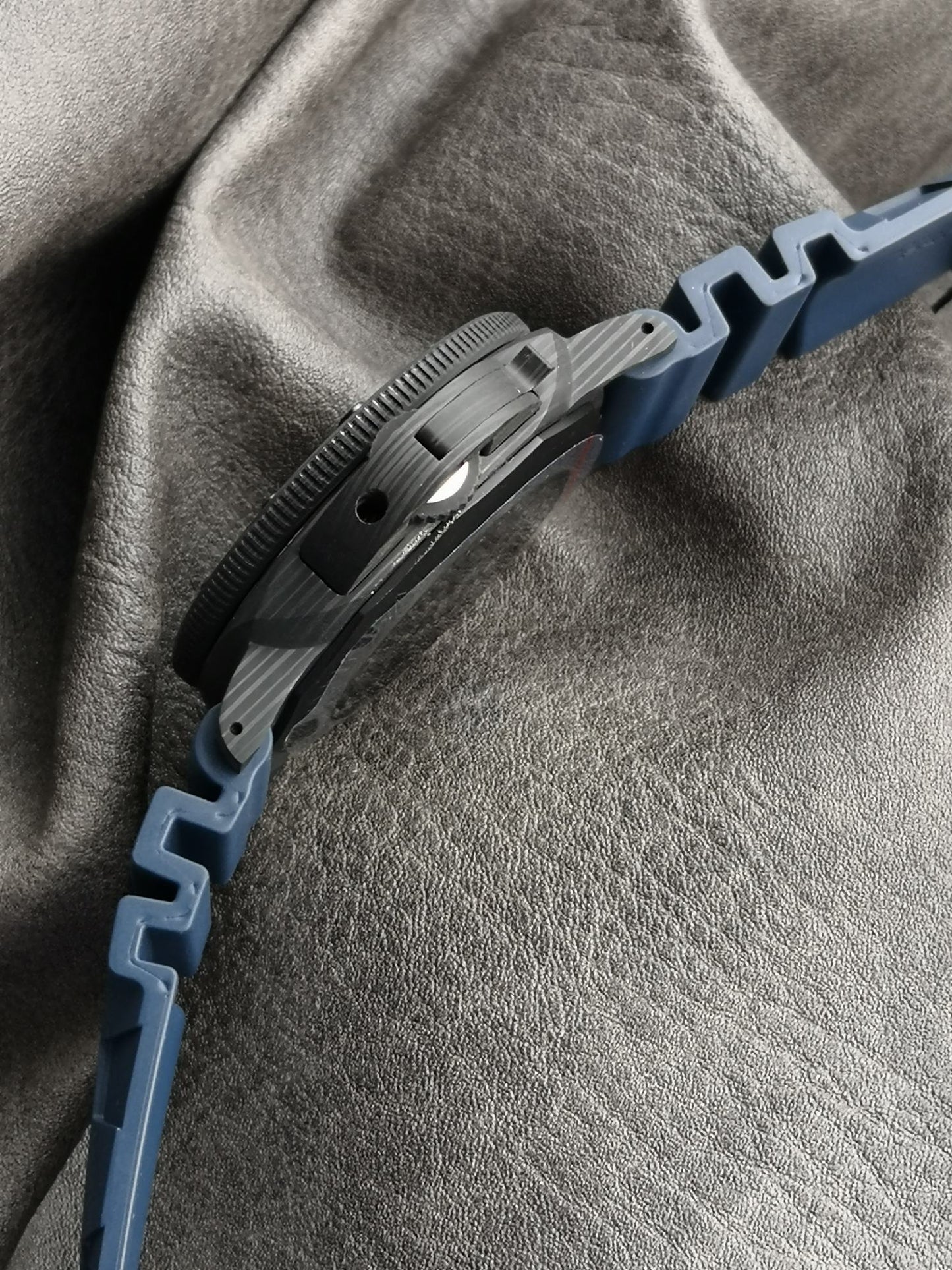 Panerai Submersible PAM1232 – 44mm Carbon Watch SB Limited Edition)