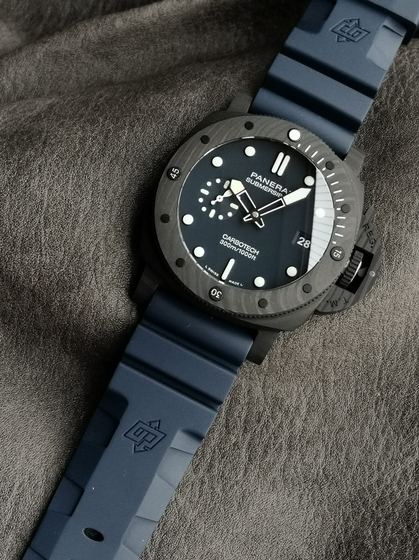 Panerai Submersible PAM1232 – 44mm Carbon Watch SB Limited Edition)