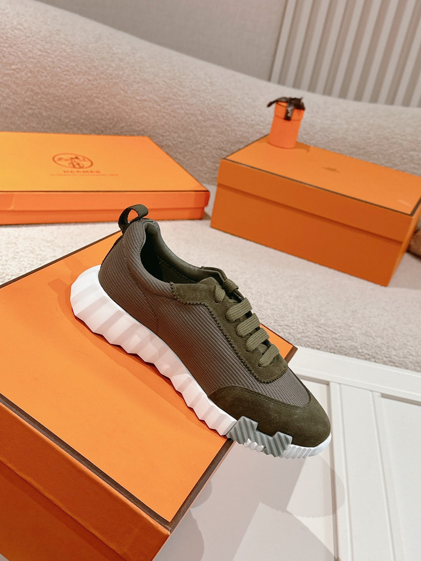 Hermes Classic Couple’s Retro Sneakers – Unisex Sport Edition Br
