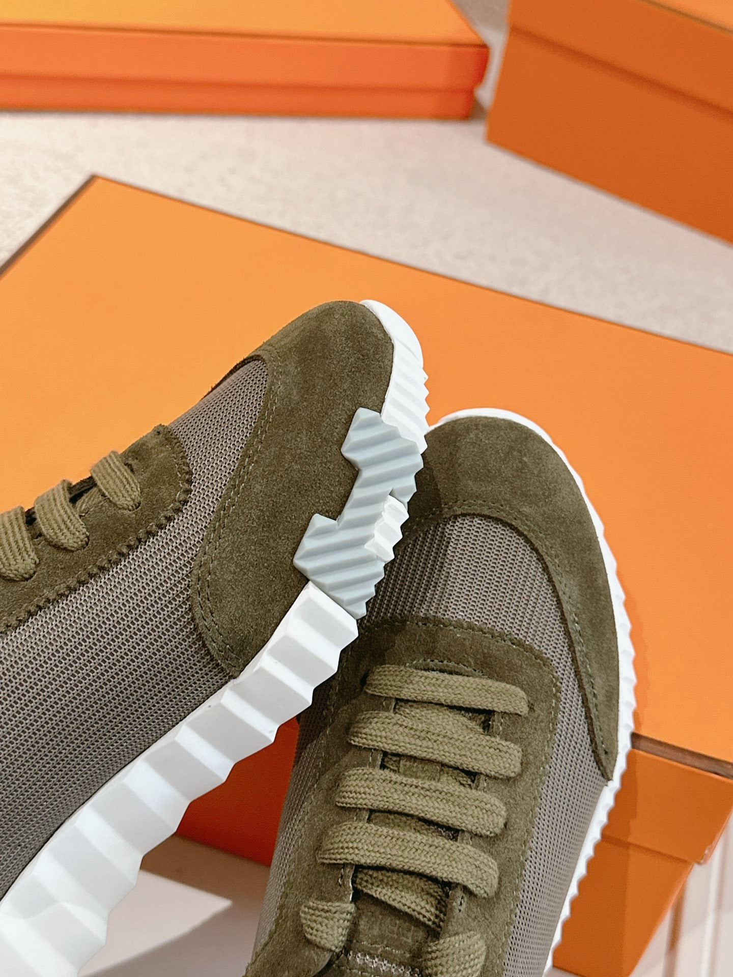 Hermes Classic Couple’s Retro Sneakers – Unisex Sport Edition Br